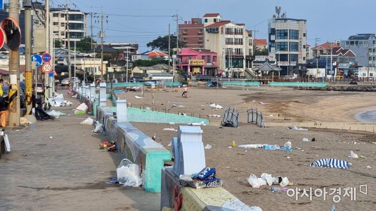 [포토] 쓰레기장으로 변한 제주'이호테우해변'