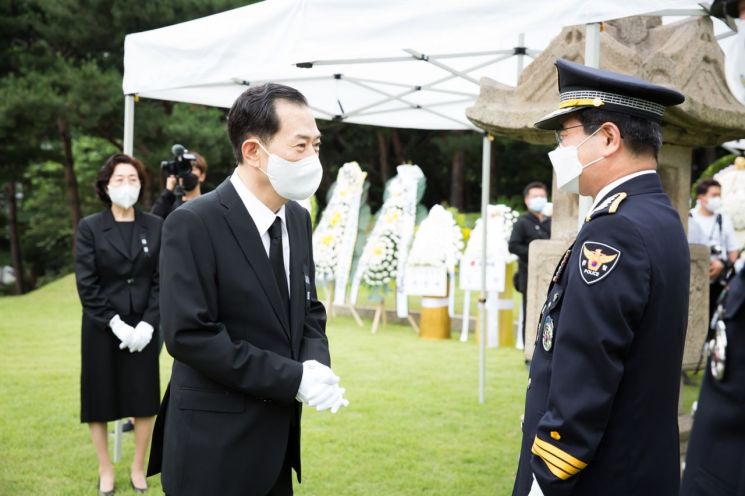 '손녀 사위' 김호연 빙그레 회장, 백범 김구 선생 묘소 참배