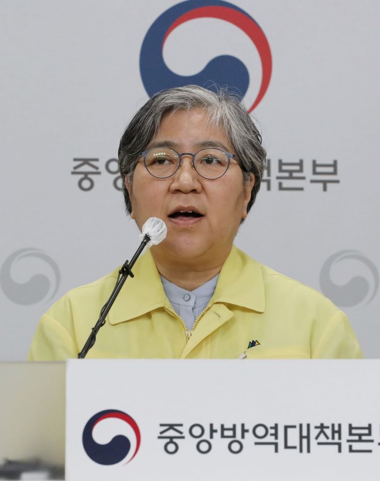 정은경 질병관리청장(중앙방역대책본부장)이 지난 17일 오후 충청북도 청주시 질병청에서 열린 코로나19 정례 브리핑에서 3분기 코로나19 예방접종 계획을 설명하는 모습.(이미지 출처=연합뉴스)