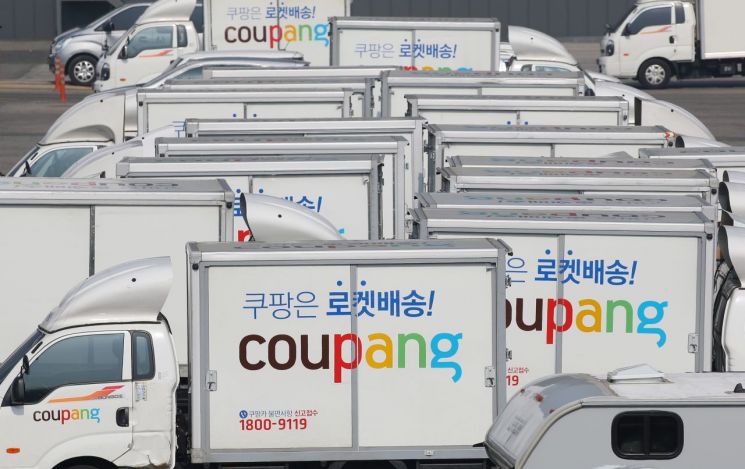 서울 서초구의 한 주차장에 세워진 쿠팡 배송 차량. [사진제공 = 연합뉴스]