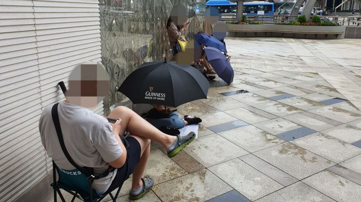 가격 인상 소식이 알려지자 샤넬 매장 앞에 소비자들이 매장 오픈 1시간 전 줄을 서서 기다리고 있다.