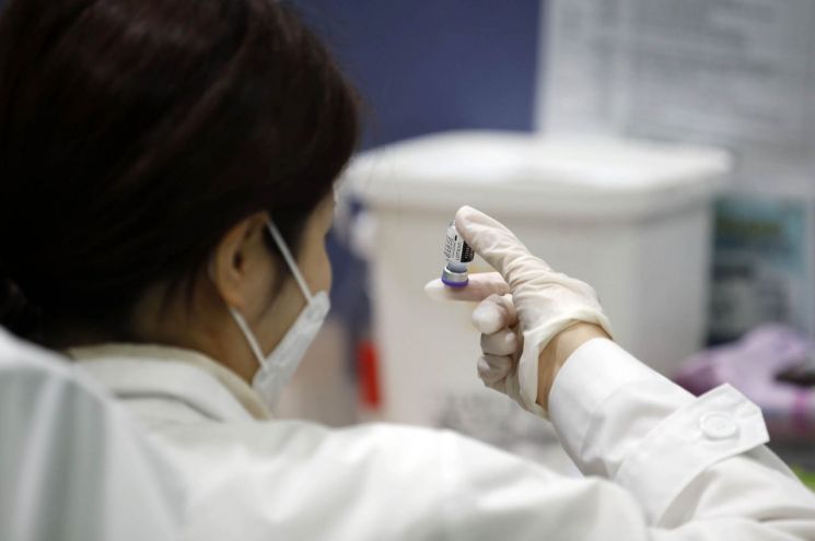 지난달 21일 광주 북구 백신 예방접종센터에서 의료진들이 화이자 백신을 준비하고 있다. (사진제공=광주 북구청)