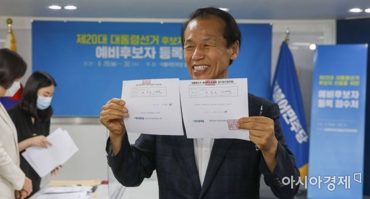 최문순 강원도지사가 28일 서울 여의도 더불어민주당 중앙당사에서 제20대 대통령 선거 후보자 선출을 위한 예비후보자 등록을 하고 있다./윤동주 기자 doso7@