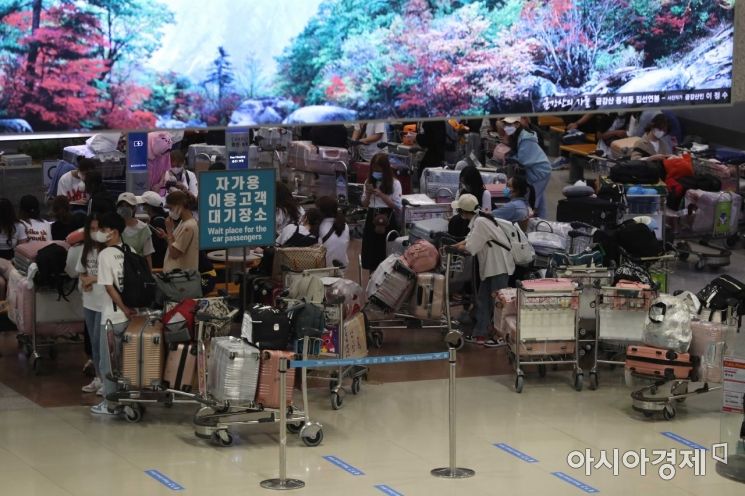 코로나19 변이 바이러스 확산에 대한 우려가 커지고 있는 28일 인천국제공항 1터미널 입국장에서 해외 입국자들이 대기하고 있다. /문호남 기자 munonam@