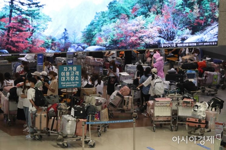 코로나19 변이 바이러스 확산에 대한 우려가 커지고 있는 28일 인천국제공항 1터미널 입국장에서 해외 입국자들이 대기하고 있다. /문호남 기자 munonam@