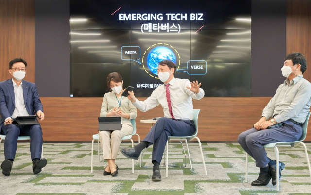 권준학 NH농협은행 은행장(왼쪽 세번째)이 지난 18일 서울 서초구 소재 NH디지털혁신캠퍼스에서 개최한 'D-Talk'세미나에 참석해 디지털R&D센터 직원들과 소통하고 있다. 사진=NH농협은행