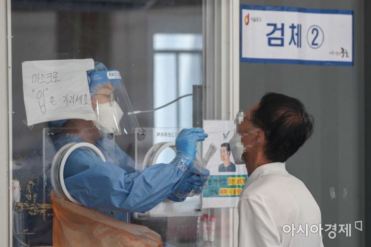 코로나19 확진자가 500명대 초반을 기록하며 엿새만에 600명 아래로 내려간 28일 서울역 광장에 마련된 임시선별진료소를 찾은 시민들이 검사를 받고 있다./강진형 기자aymsdream@