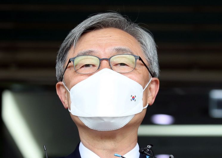 야권의 잠재적 대권주자로 거론되는 최재형 감사원장이 28일 오전 서울 종로구 감사원으로 출근하며 취재진에게 감사원장 사퇴 등 거취와 관련해 입장을 밝히고 있다. [이미지출처=연합뉴스]