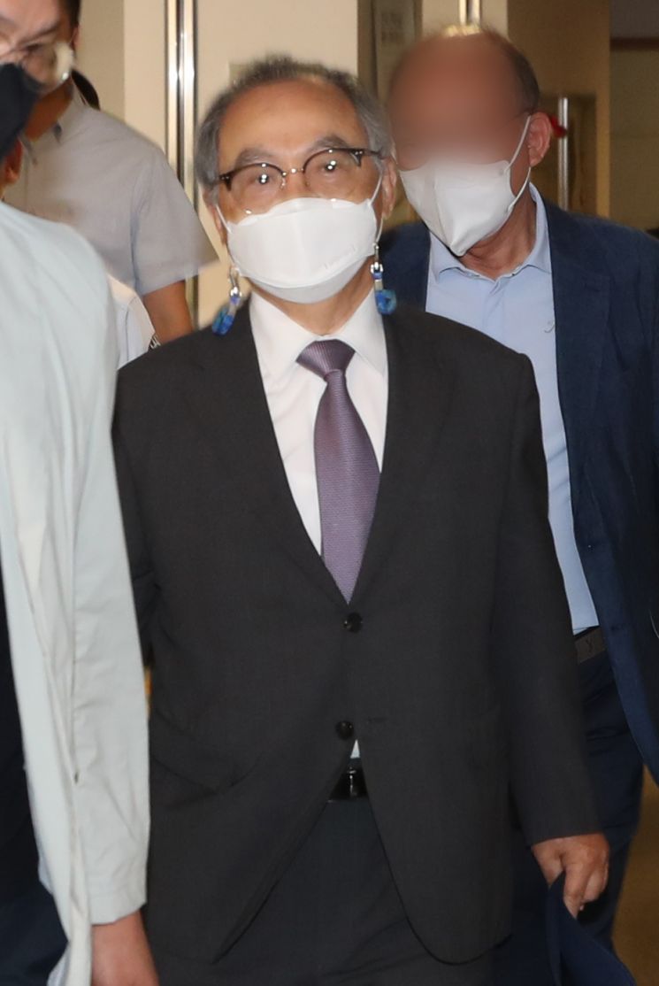 강제추행치상 혐의로 기소된 오거돈 전 부산시장이 지난 21일 오전 결심공판에 출석하기 위해 부산지방법원 법정으로 들어가고 있다. [이미지출처=연합뉴스]