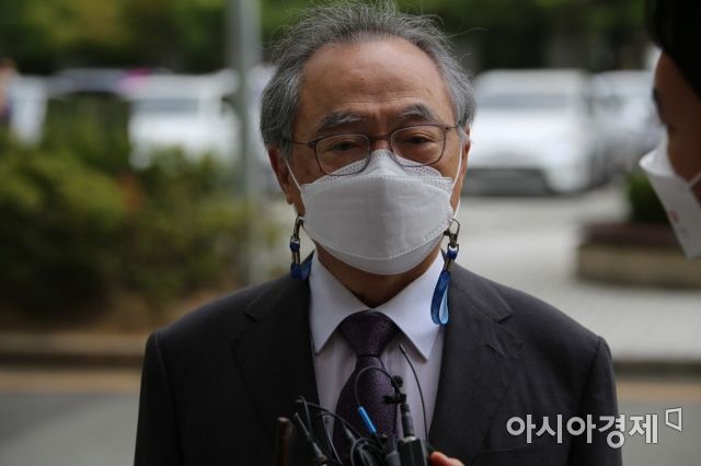 오거돈 전 시장이 취재진의 질문에 "거듭 거듭 사과드린다"고 답했다./이상현 기자 lsh2055@