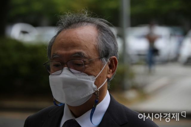 재판 관련 질문에 답을 피하고 법원으로 출입 중인 오거돈 전 시장./이상현 기자 lsh2055@