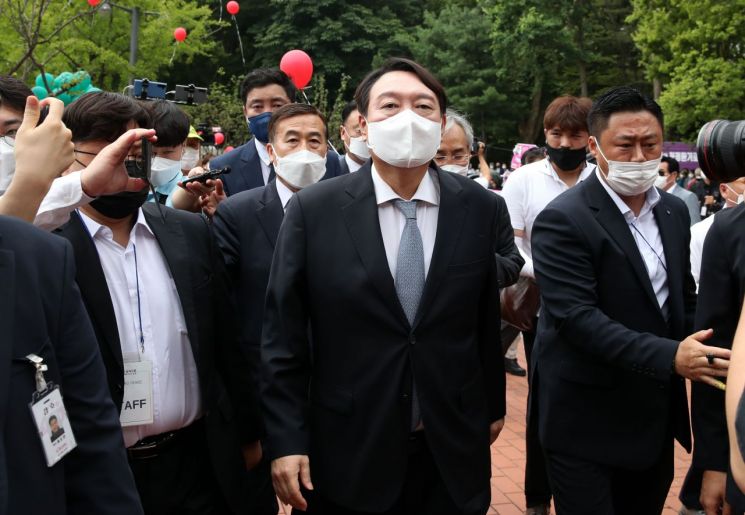 윤석열 전 검찰총장이 29일 오전 대선 출마 기자회견이 열리는 서울 서초구 매헌 윤봉길 의사 기념관으로 들어가고 있다. (사진제공=연합뉴스)