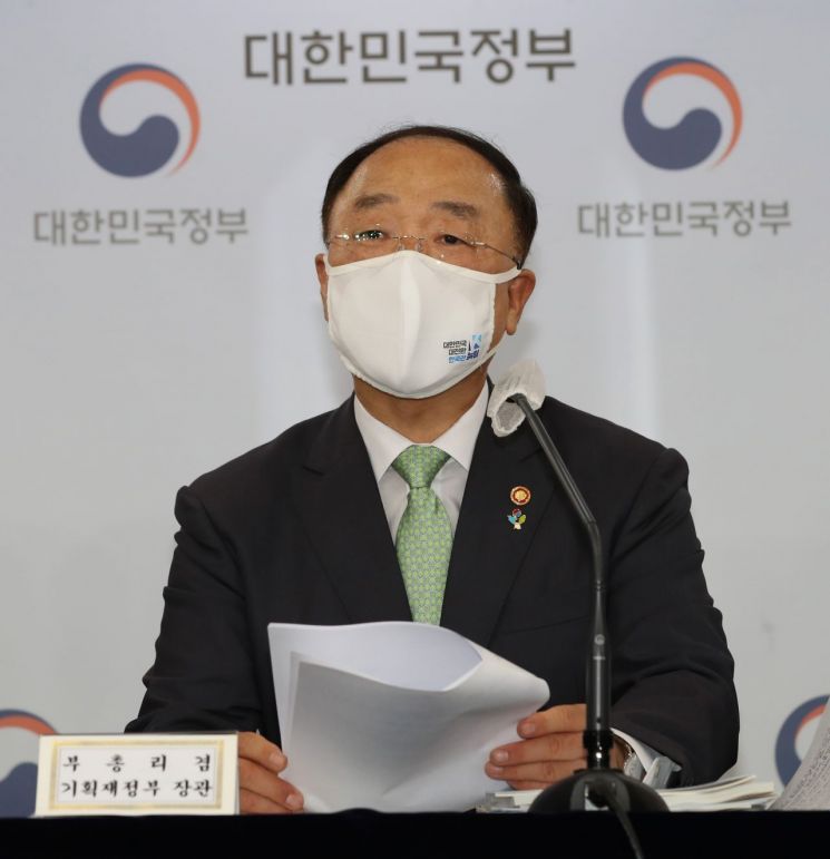 홍남기 경제부총리가 28일 정부서울청사에서 하반기 경제정책방향에 관해 발표하는 모습.(이미지 출처=연합뉴스)