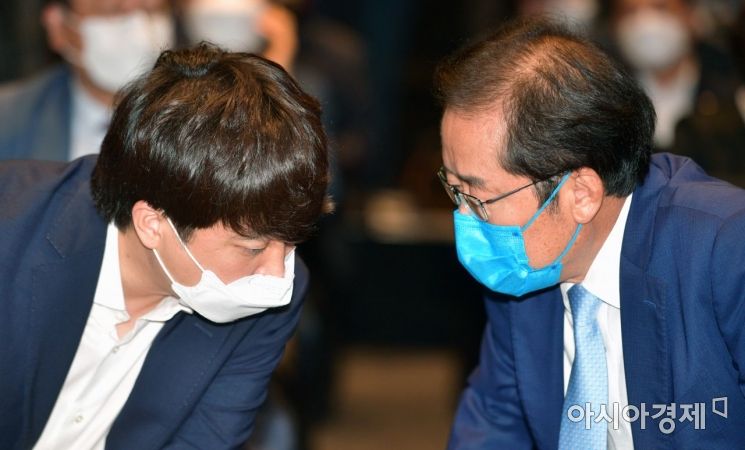 홍준표 국민의힘 의원이 29일 서울 여의도 글래드 호텔에서 열린 '인뎁스조사 결과 국민보고대회'를 개최한 가운데 행사 도중 이준석 대표와 이야기를 나누고 있다./윤동주 기자 doso7@