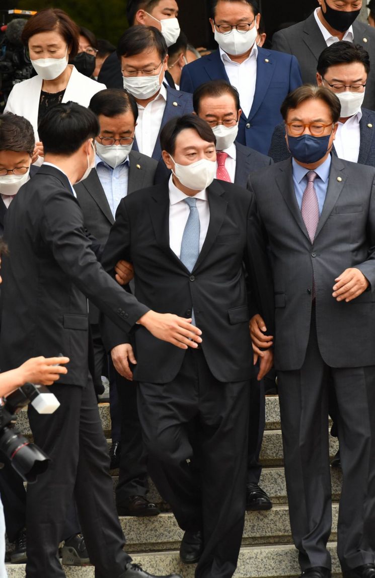 윤석열 전 검찰총장이 29일 오전 서울 서초구 매헌 윤봉길 의사 기념관에서 열린 대선출마 선언 기자회견을 앞두고 지지자들에게 인사하기 위해 기념관을 나오고 있다. 2021.6.29 [국회사진기자단] [이미지출처=연합뉴스]