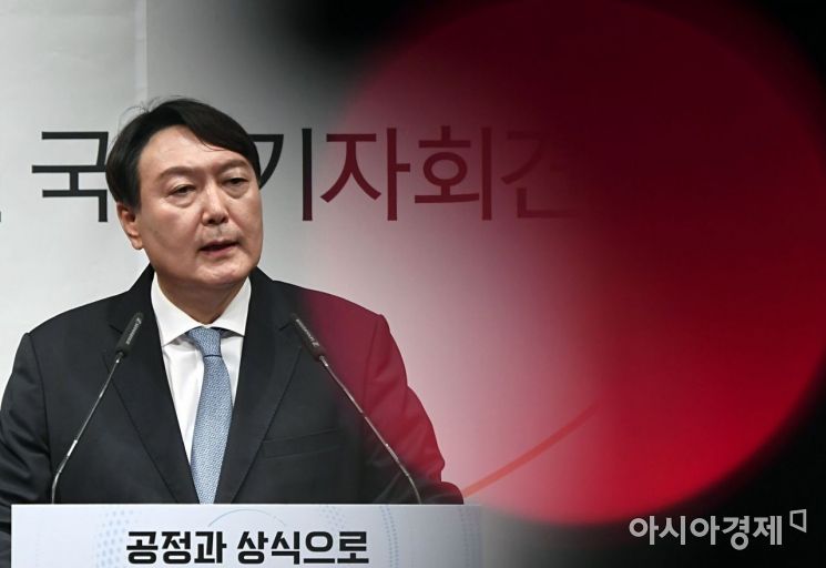 윤석열 전 검찰총장이 29일 서울 서초구 매헌윤봉길의사기념관에서 대선 출마 기자회견을 하고 있다./윤동주 기자 doso7@