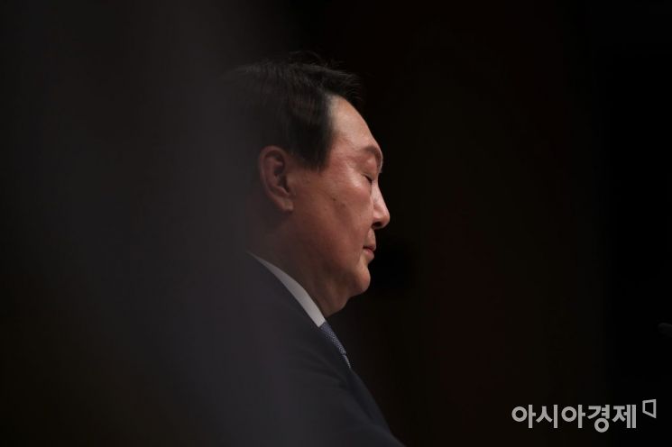 윤석열 전 검찰총장이 29일 서울 서초구 매헌윤봉길의사기념관에서 대선 출마 기자회견을 마친 뒤 눈을 감고 있다./윤동주 기자 doso7@