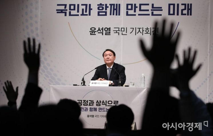 윤석열 전 검찰총장이 29일 서울 서초구 매헌윤봉길의사기념관에서 대선 출마 기자회견을 마친 뒤 취재진 질문에 답변하고 있다./윤동주 기자 doso7@