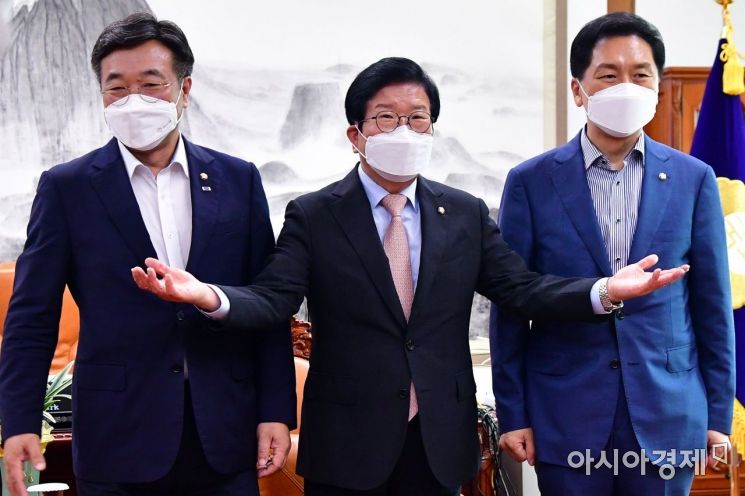 박병석 국회의장이 30일 국회에서 윤호중 더불어민주당 원내대표와 김기현 국민의힘 원내대표가 회동을 갖기에 앞서 기념사진을 찍고 있다./윤동주 기자 doso7@