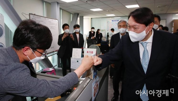 대선 출마를 선언한 윤석열 전 검찰총장이 30일 국회기자실을 찾아 기자들과 인사를 나누고 있다./윤동주 기자 doso7@
