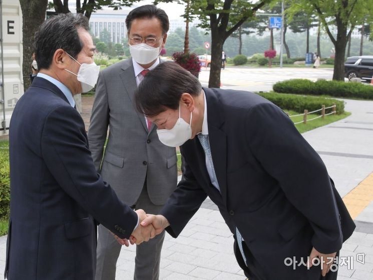 대선 출마를 선언한 윤석열 전 검찰총장이 30일 기자들과 인사를 하기 위해 국회를 방문, 소통관 앞에서 정세균 전 국무총리를 만나 인사를 나누고 있다./윤동주 기자 doso7@