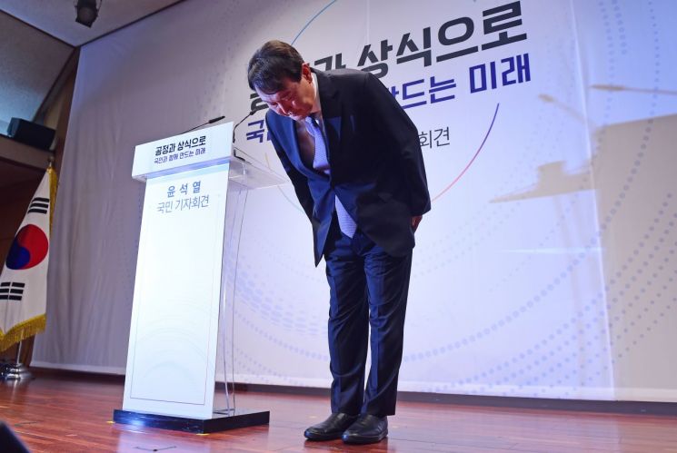윤석열 전 검찰총장이 29일 서울 서초구 매헌 윤봉길 의사 기념관에서 대선출마 선언을 마친 뒤 인사하고 있다. [이미지출처=연합뉴스]