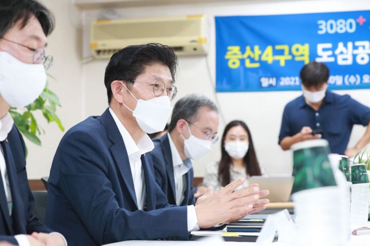 노형욱 국토교통부 장관이 30일 도심 공공주택 복합사업 후보지로 지정된 서울 은평구 증산4구역을 찾아 주민간담회를 열고 사업설명을 하고 있다. (사진제공=국토교통부)