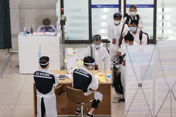 코로나19 '델타 변이'가 전 세계에서 급속도로 확산하고 있는 가운데 지난달 24일 오전 인천국제공항을 통해 외국인들이 입국하고 있다. / 사진=연합뉴스