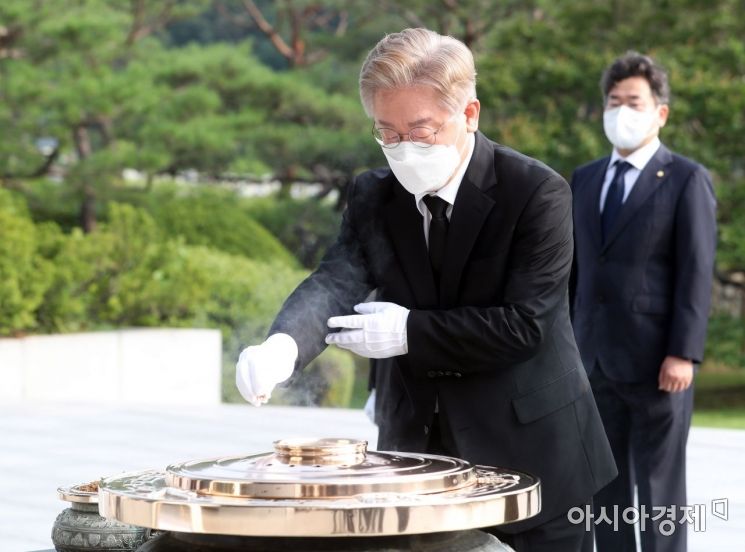 대선출마를 공식 선언한 이재명 경기도지사가 1일 서울 동작구 국립서울현충원을 방문, 현충탑을 참배하고 있다./국회사진기자단