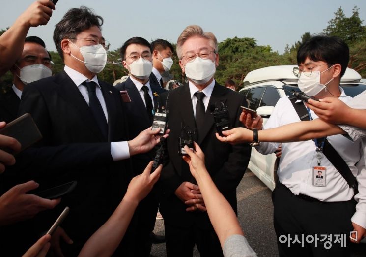 대선출마를 공식 선언한 이재명 경기도지사가 1일 서울 동작구 국립서울현충원을 방문, 학도의용군 무명용사탑을 참배 후 취재진 질의에 답변하고 있다./국회사진기자단