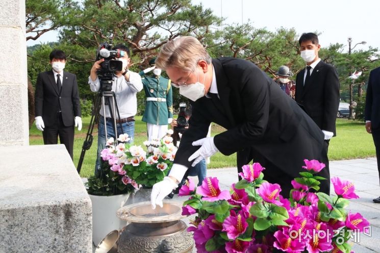 대선출마를 공식 선언한 이재명 경기도지사가 1일 서울 동작구 국립서울현충원을 방문, 학도의용군 무명용사탑을 참배하고 있다./국회사진기자단