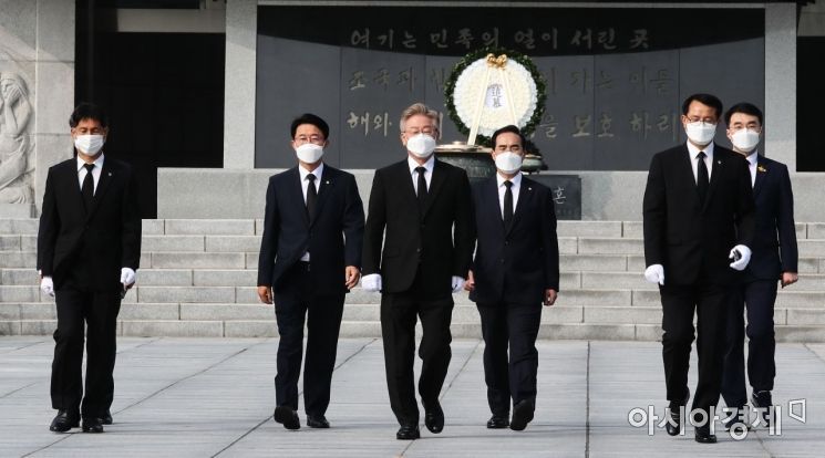 대선출마를 공식 선언한 이재명 경기도지사가 1일 서울 동작구 국립서울현충원을 방문, 현충탑 참배 후 돌아나오고 있다./국회사진기자단