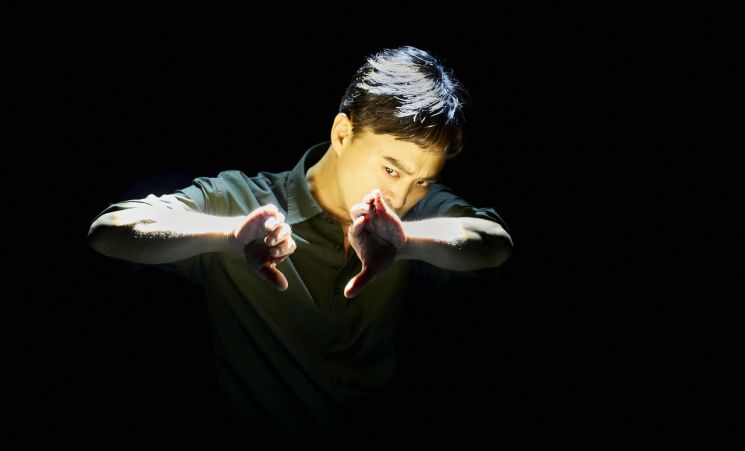 연극 '살아있는 자를 수선하기'에서 분하는 배우 손상규.(사진제공=프로젝트그룹일다)