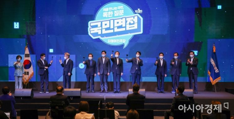 더불어민주당 대선 예비후보 등록을 마친 9명의 후보가 1일 서울 여의도 글래드호텔에서 열린 공명선거·성평등 실천 서약식 및 국민면접 프레스데이에 참석, 송영길 대표에게 액션캠을 들고 포즈를 취하고 있다./윤동주 기자 doso7@