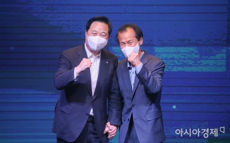김두관 더불어민주당 의원과 최문순 강원도지사가 1일 서울 여의도 글래드호텔에서 열린 공명선거 실천 서약식 및 프레스데이 사전행사에 참석, 파이팅을 외치고 있다./윤동주 기자 doso7@