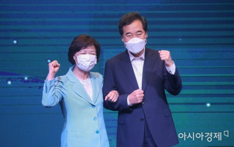 이낙연 더불어민주당 의원과 추미애 전 법무장관이 1일 서울 여의도 글래드호텔에서 열린 공명선거 실천 서약식 및 프레스데이 사전행사에 참석, 파이팅을 외치고 있다./윤동주 기자 doso7@