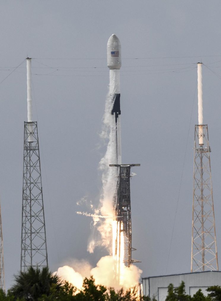 30일(현지시간) 미국 플로리다주 케이프 커내버럴 우주기지에서 스페이스X의 팰컨9 로켓이 발사되고 있다. [이미지출처=AP연합뉴스]