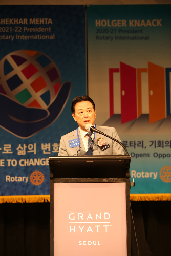 국제로타리 3650지구 총재로 취임한 서창우 한국파파존스 회장이 1일 서울시 용산구 그랜드하얏트서울 호텔에서 열린 취임식에서 취임사를 하고 있다. 사진=파파존스