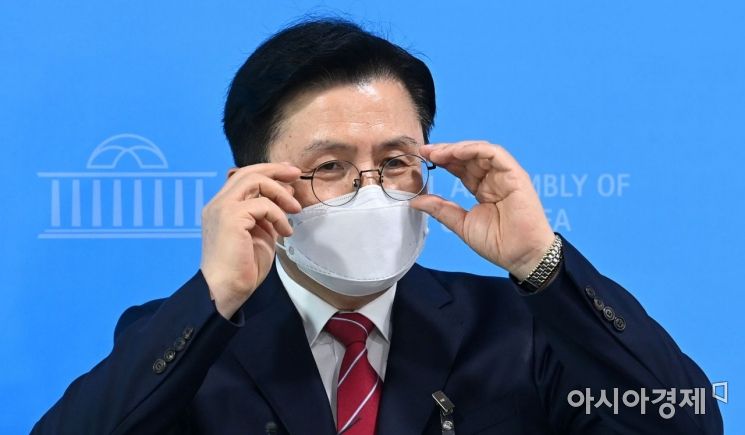 황교안 전 미래통합당(국민의힘 전신) 대표가 1일 국회에서 대선 출마 선언을 마친 후 취재진의 질의를 받고 있다./윤동주 기자 doso7@