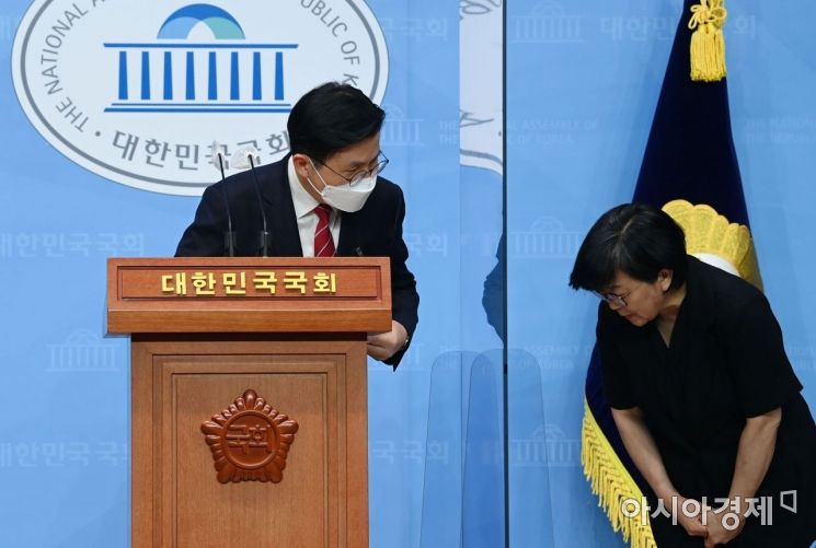 황교안 전 미래통합당(국민의힘 전신) 대표가 1일 국회에서 대선 출마 선언을 하기 전 수어통역사와 인사를 나누고 있다./윤동주 기자 doso7@