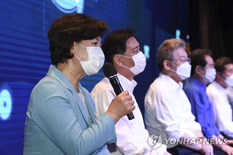 추미애 후보가 1일 서울 여의도 글래드호텔 그랜드볼룸에서 공명선거 실천 서약식 및 프레스데이에 참석해 취재진의 질문에 답하고 있다. [이미지출처=연합뉴스]