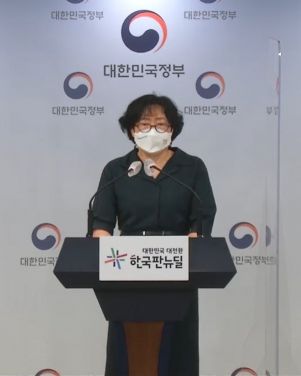 윤순진 탄소중립위원회 위원장이 1일 '2050 탄소중립 시나리오 수립 일정 등 현안 브리핑'에서 질의에 답하고 있다.
