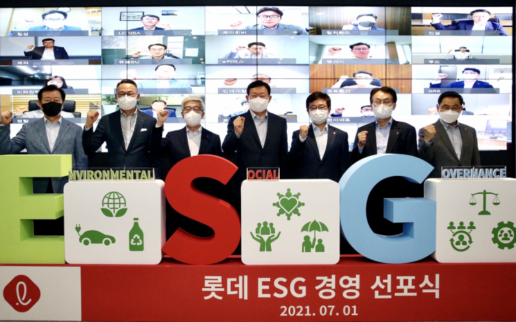 롯데는 1일 서울 송파구 롯데월드타워에서 진행된 '2021 하반기 롯데 VCM'에서 ESG 경영 선포식을 가졌다. (왼쪽부터)이영구 롯데그룹 식품BU장, 이동우 롯데지주 대표, 송용덕 롯데지주 대표, 신동빈 롯데 회장, 강희태 유통BU장, 김교현 화학BU장, 이봉철 호텔&서비스BU장이 기념 촬영을 하고 있다(사진제공=롯데지주).