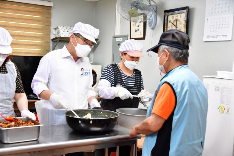류경기 중랑구청장이 1일 오전 신내종합사회복지관에서 어르신들께 급식봉사를 했다.