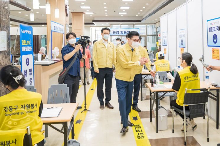 이정훈 구청장이 예방접종센터를 방문해 현장에서 수고하고 있는 의료진과 자원봉사자들을 격려했다.