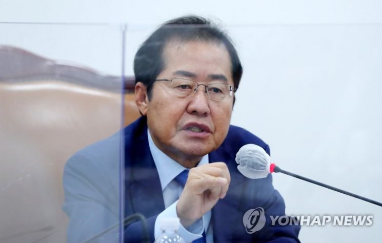 홍준표 국민의힘 의원이 지난달 30일 서울 여의도 국회에서 열린 국민의힘 초선 의원 모임인 '명불허전보수다'에서 '정상국가로 가는 길'을 주제로 강연하고 있다. [이미지출처=연합뉴스]