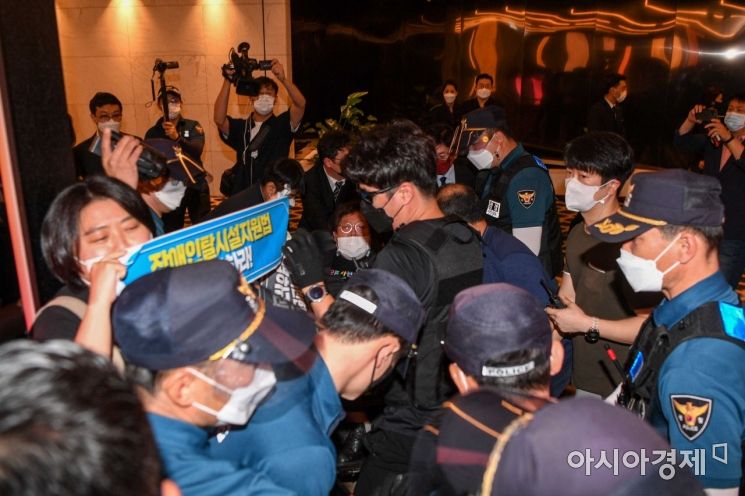 지난해 7월 서울 중구 플라자호텔에서 열린 '국민연금기금운용위원회'에서 한 시민들이 권덕철 보건복지부 장관에게 장애인탈시설지원법 제정을 촉구하는 피켓시위를 하고 있다./강진형 기자aymsdream@