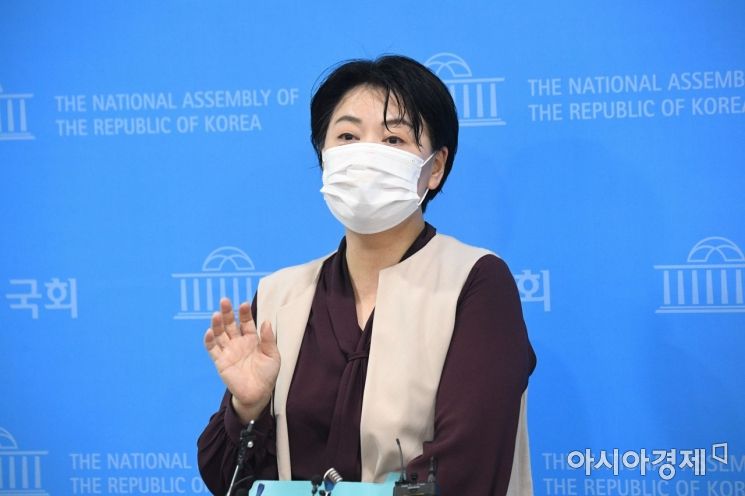 윤희숙 국민의힘 의원이 2일 국회에서 대선 출마 기자회견을 갖고 있다./윤동주 기자 doso7@