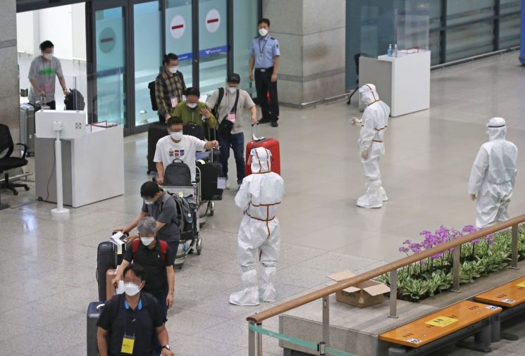 2일 인천국제공항 제1터미널 입국장에 인도발 비행기 입국자들이 걸어 나오고 있다. [이미지출처=연합뉴스]