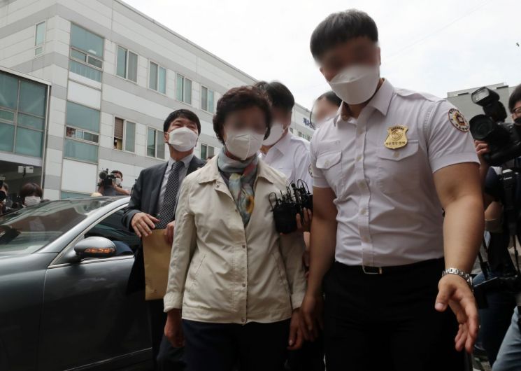 요양병원을 개설하고 요양급여를 편취한 혐의를 받는 윤석열 전 검찰총장의 장모 최모 씨가 2일 경기도 의정부시 가능동 의정부지방법원에서 열린 1심 선고공판에 출석하고 있다. [이미지출처=연합뉴스]
